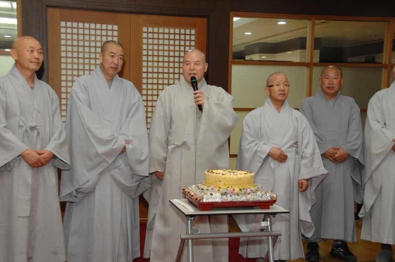 2010.11.05_원장스님 취임1주년 원우회 축하떡 (25)